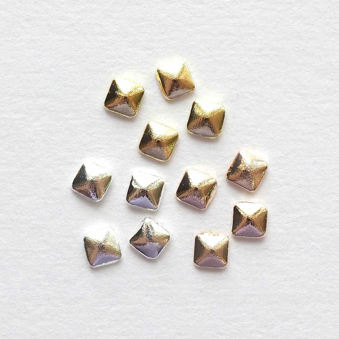 スタッズスクエア 約2.0×2.0mm 約50個入り | BLAZE【ブレイズ】 ネイル